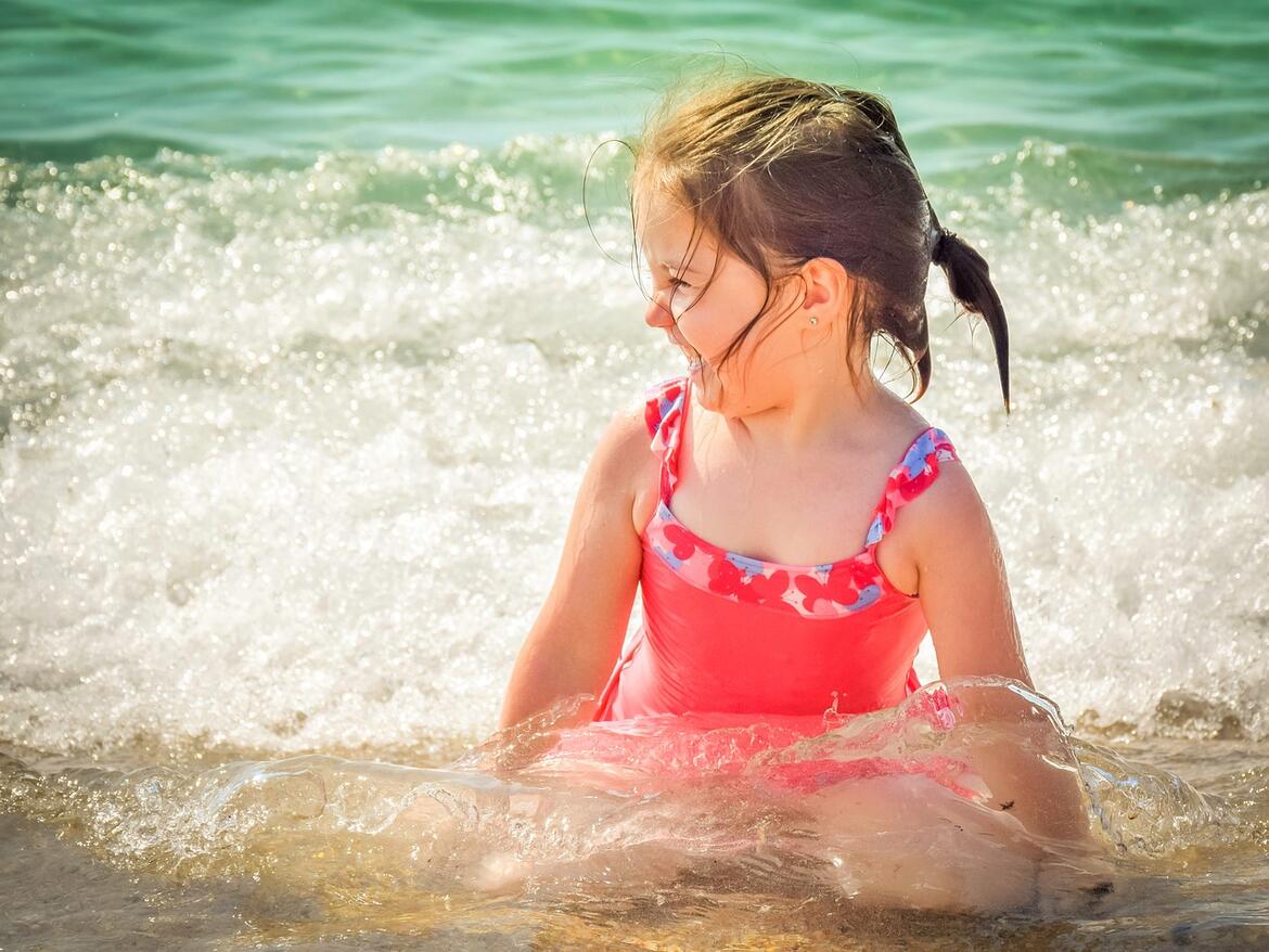 bambina al mare
